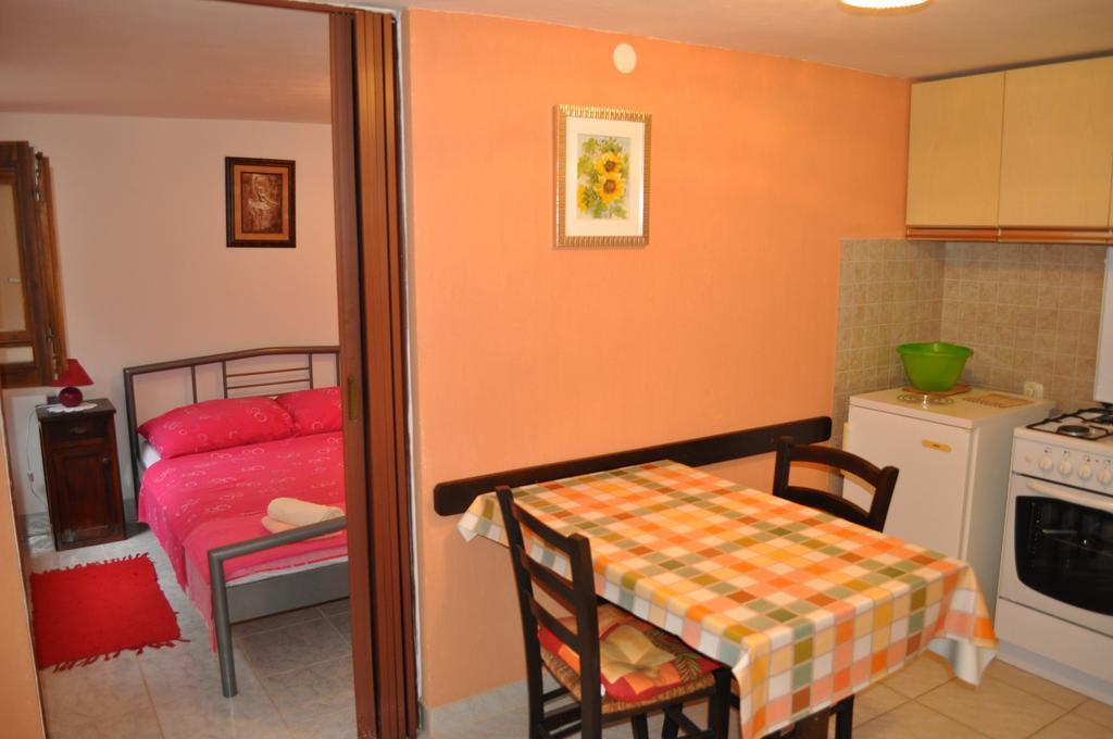 Apartment Drenovica Pula Kamer foto